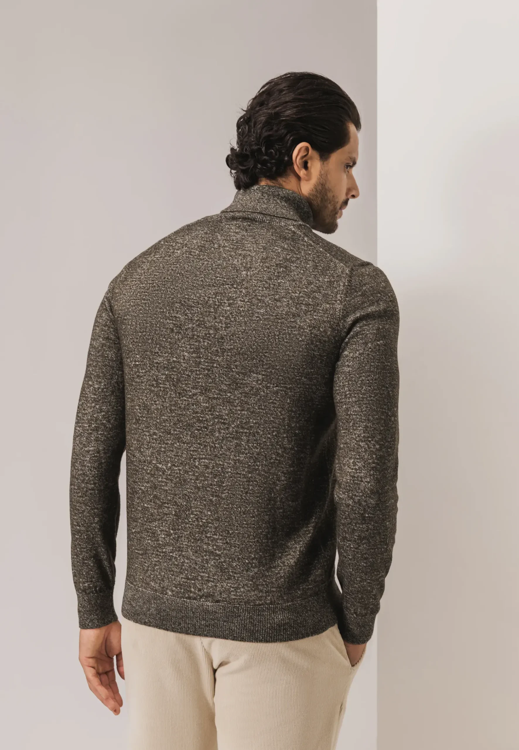 Best Coltrui van een acrylmix Truien